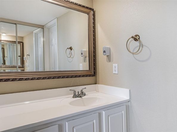 1705 Whitehall Dr 401, Davie FL 33324