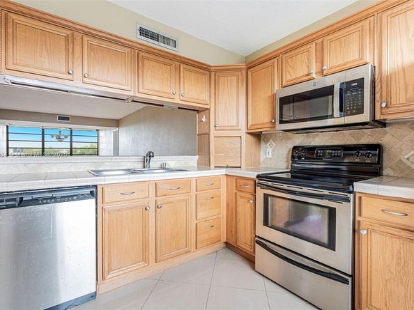 1705 Whitehall Dr 401, Davie FL 33324