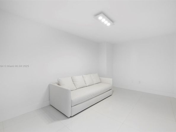 17111 Biscayne Blvd 1110, North Miami Beach FL 33160