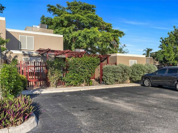 10911 Cedar Ln, Pembroke Pines FL 33026