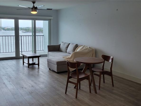 3040 Lake Shore Dr PH2, Riviera Beach FL 33404