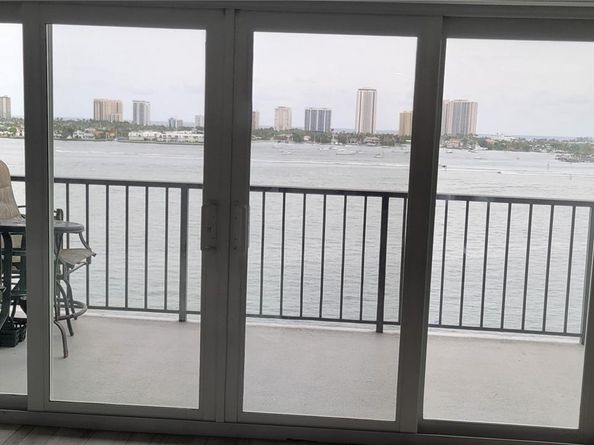 3040 Lake Shore Dr PH2, Riviera Beach FL 33404