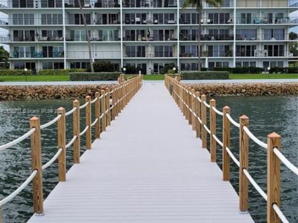 3040 Lake Shore Dr PH2, Riviera Beach FL 33404