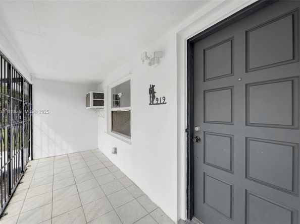 919 NW 76th St, Miami FL 33150