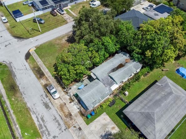 2106 NW 70th St, Miami FL 33147