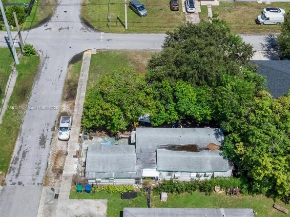 2106 NW 70th St, Miami FL 33147