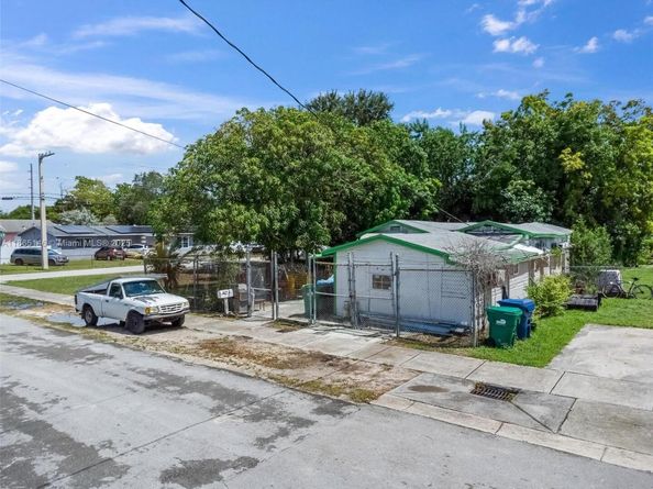 2106 NW 70th St, Miami FL 33147