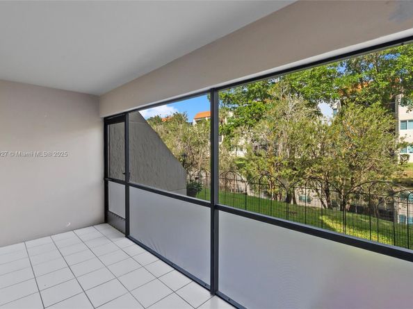 301 Racquet Club Rd 103, Weston FL 33326