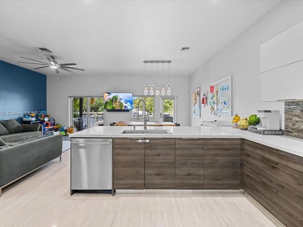 2726 Treasure Cove Cir, Dania Beach FL 33312