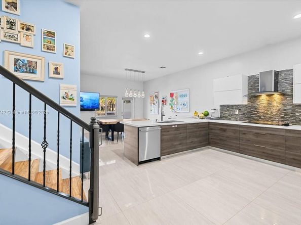 2726 Treasure Cove Cir, Dania Beach FL 33312