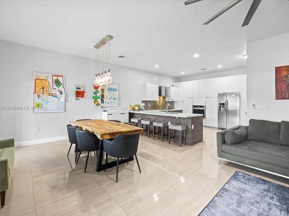 2726 Treasure Cove Cir, Dania Beach FL 33312