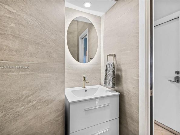 2726 Treasure Cove Cir, Dania Beach FL 33312