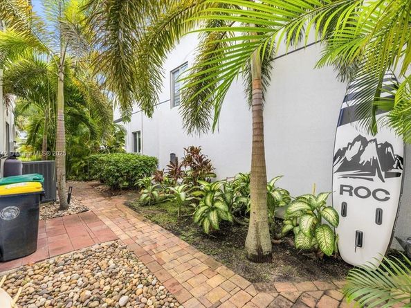 2726 Treasure Cove Cir, Dania Beach FL 33312