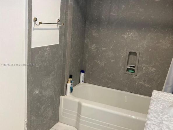 800 NE 195th St 314, Miami FL 33179