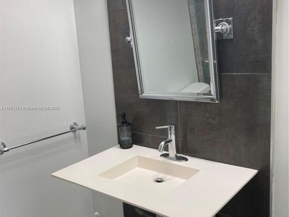 800 NE 195th St 314, Miami FL 33179