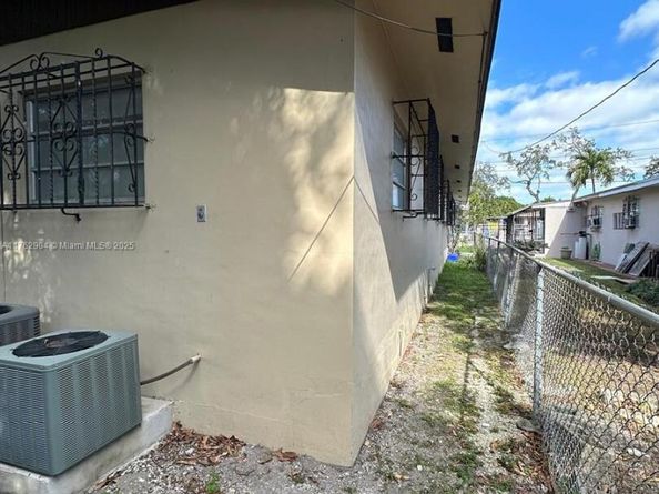420 NW 32nd St, Miami FL 33127