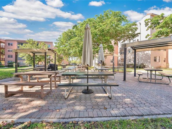 2801 Somerset Dr 411, Lauderdale Lakes FL 33311