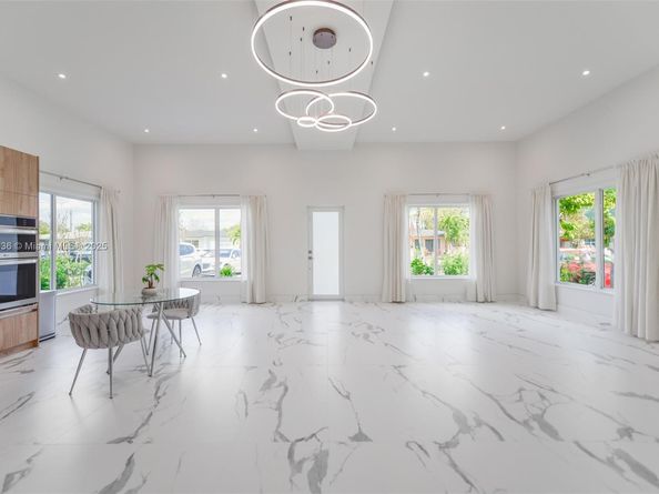 635 SW 9th St, Hallandale Beach FL 33009