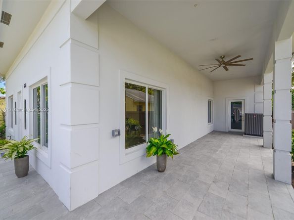 635 SW 9th St, Hallandale Beach FL 33009