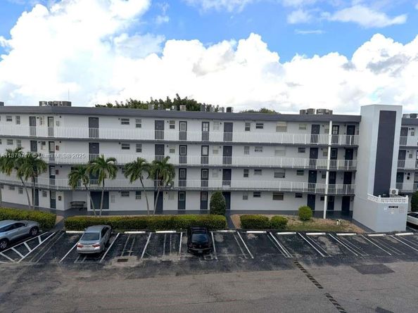 441 NE 195th St 412, Miami FL 33179