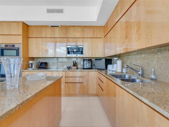 50 S Pointe Dr 705, Miami Beach FL 33139