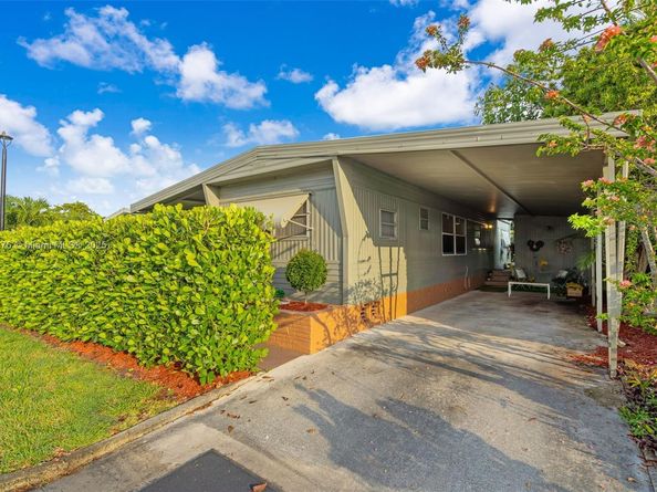 8360 SW 21st St, Davie FL 33324