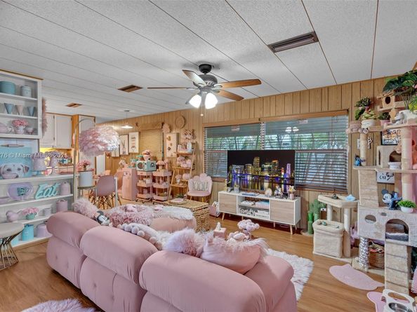 8360 SW 21st St, Davie FL 33324