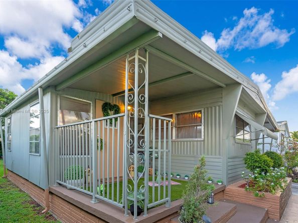 8360 SW 21st St, Davie FL 33324