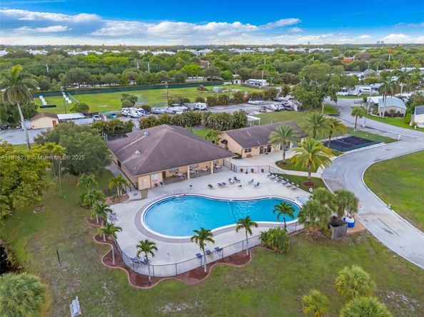 8360 SW 21st St, Davie FL 33324