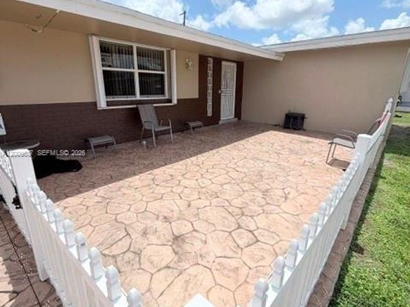 1121 NW 86th Ter, Pembroke Pines FL 33024