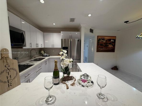 8851 Sunrise Lakes Blvd 203, Sunrise FL 33322