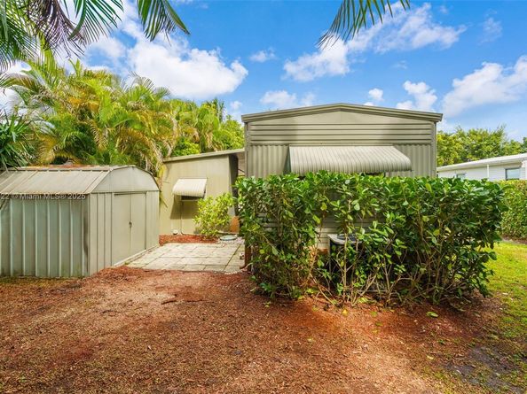 8360 SW 21st St, Davie FL 33324