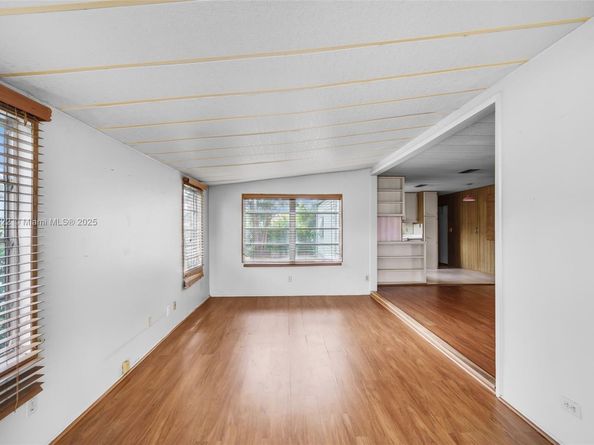 8360 SW 21st St, Davie FL 33324