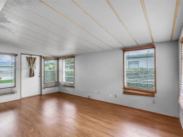 8360 SW 21st St, Davie FL 33324