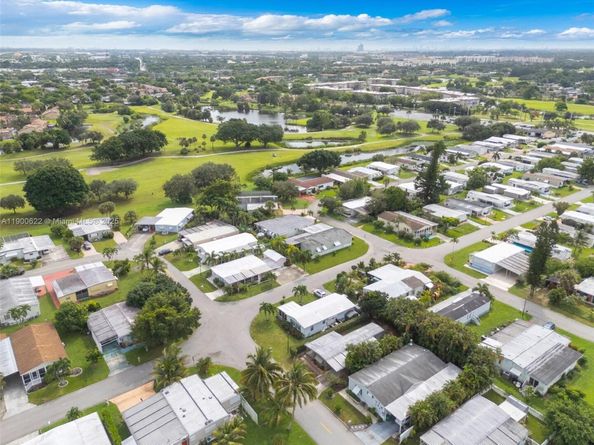 8360 SW 21st St, Davie FL 33324