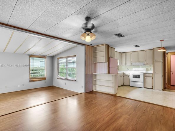 8360 SW 21st St, Davie FL 33324