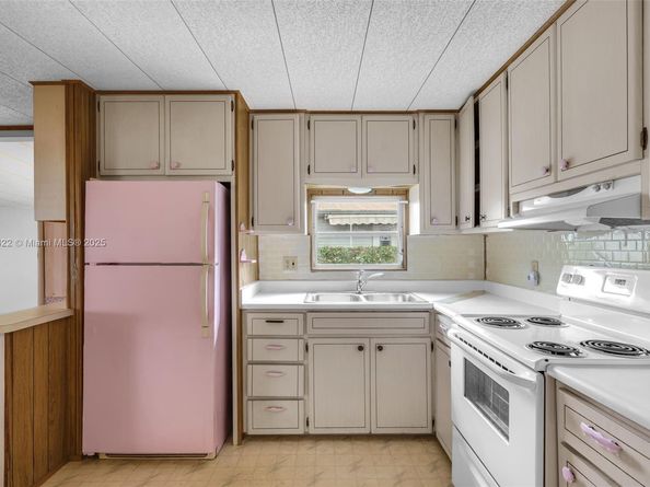 8360 SW 21st St, Davie FL 33324