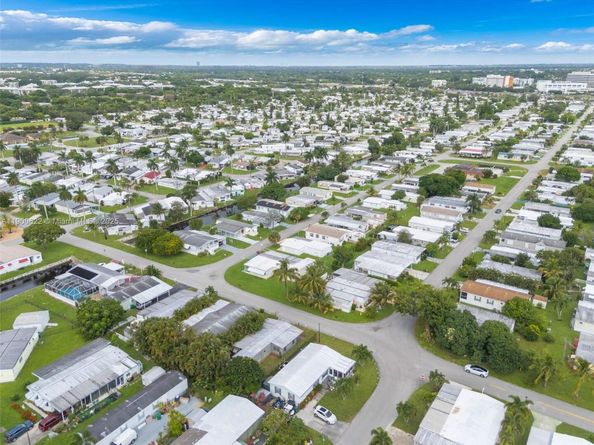 8360 SW 21st St, Davie FL 33324