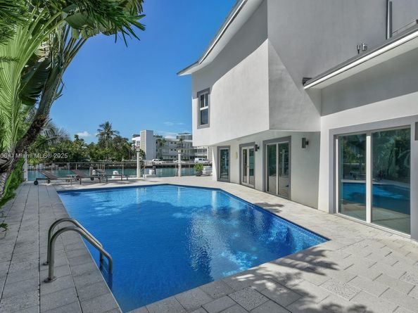 1040 S Shore Dr, Miami Beach FL 33141