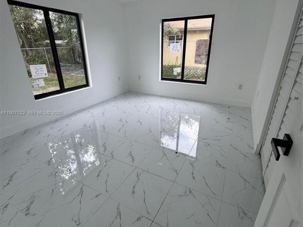 1112 NW 81st St, Miami FL 33150