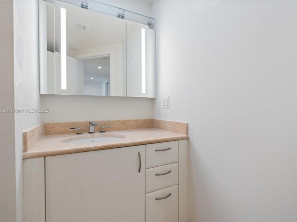 1331 Brickell Bay Dr 2705, Miami FL 33131