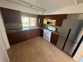 8511 NW 11th St, Pembroke Pines FL 33024