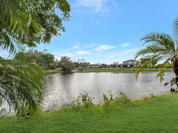 4852 Grapevine Way, Davie FL 33331