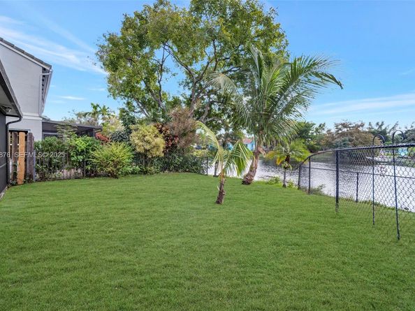 4852 Grapevine Way, Davie FL 33331