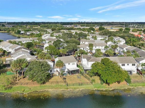 4852 Grapevine Way, Davie FL 33331