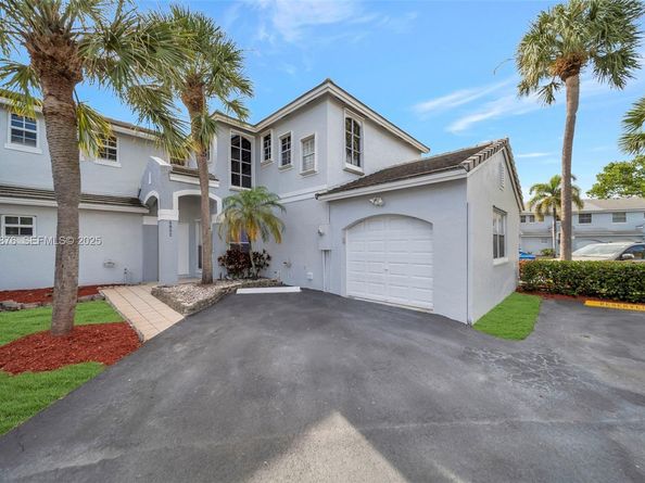 4852 Grapevine Way, Davie FL 33331