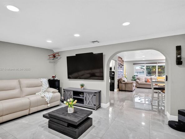 8210 NW 10th St, Pembroke Pines FL 33024