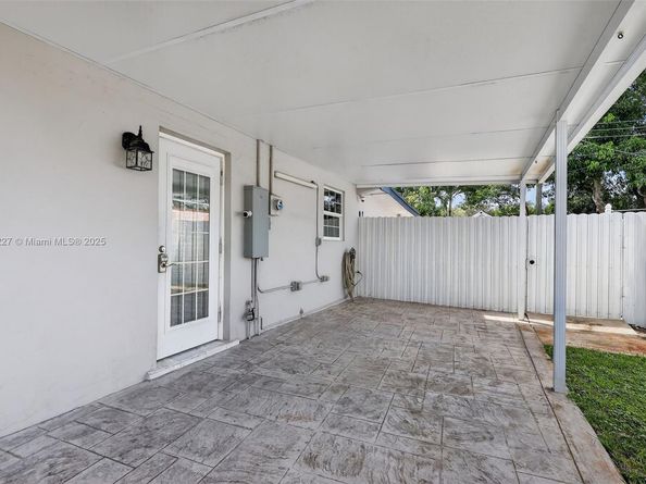 8210 NW 10th St, Pembroke Pines FL 33024