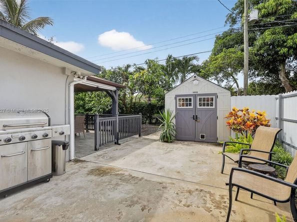 8210 NW 10th St, Pembroke Pines FL 33024