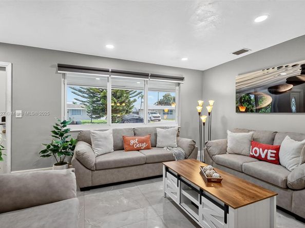 8210 NW 10th St, Pembroke Pines FL 33024